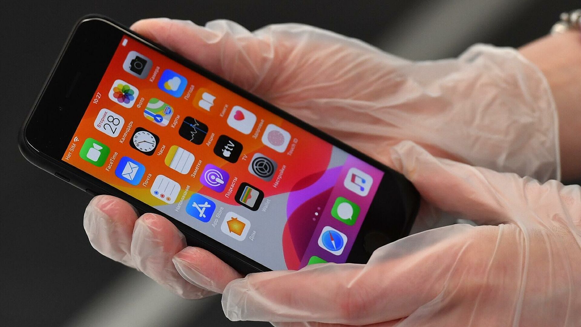 Новый смартфон от Apple iPhone SE 2020 в московском Cstore - Новости России сегодня